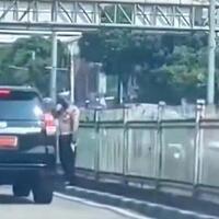 polantas-hormat-ke-mobil-berpelat-dinas-yang-terobos-jalur-transjakarta-polda-metro