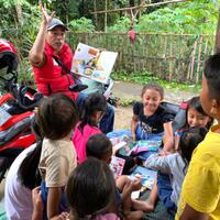 kisah-seorang-doktor-jadi-driver-motor-baca-keliling-di-bogor