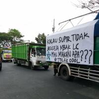 tolak-aturan-odol-sopir-truk-di-jepara-blokade-perempatan-gotri