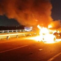 a-toyota-avanza-ditumpangi-satu-keluarga-terbakar-hebat-di-tol-jombang-mojokerto