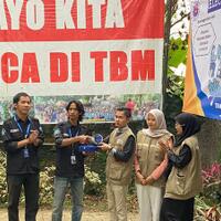 hima-elektro-ug-pasang-listrik-tenaga-surya-dan-demo-robot-mini-di-taman-baca