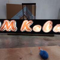 cetak-huruf-timbul-akrilik-led-ledbox-percetakan-kendari-advertising-kendari-paw