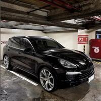 porsche-cayenne-36-black-on-beige-2012