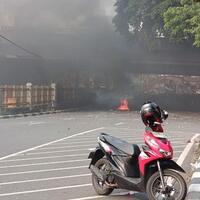 massa-demo-kelompok-pelajar-bertahan-di-palmerah-kini-lari-ke-rel-kereta