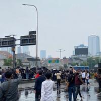 demo-dpr-25-agustus-ricuh-barikade-beton-rusak-massa-lempar-batu-dan-bambu-runcing