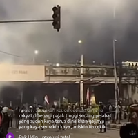 massa-demo-kelompok-pelajar-bertahan-di-palmerah-kini-lari-ke-rel-kereta