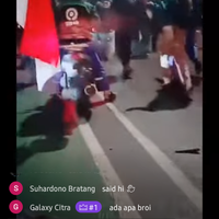 demo-dpr-25-agustus-ricuh-barikade-beton-rusak-massa-lempar-batu-dan-bambu-runcing