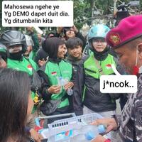 massa-berebut-uang-yang-dibagikan-tni-di-depan-mako-brimob-kwitang