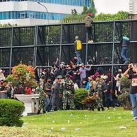 massa-demo-jebol-pagar-gerbang-utama-dpr-ri
