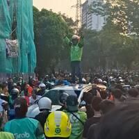 situasi-mako-brimob-memanas-massa-mulai-menjarah-ruko-di-kawasan-kwitang