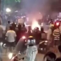 aparat-kepolisian-menghalau-massa-saat-penjarahan-rumah-sri-mulyani