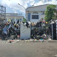 kdm-sesalkan-dprd-jabar-yang-sudah-dibersihkan-ojol-malah-dilempari-sampah