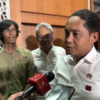 beredar-foto-menhut-bersama-azis-welang-mantan-tersangka-kasus-pembalakan-liar