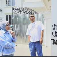 uya-kuya-emosional-pertama-kali-masuk-ke-rumah-usai-dijarah