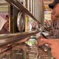 emak-emak-terekam-cctv-curi-perhiasan-di-lumajang-kalung-dan-gelang-emas-raib