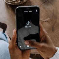 pemerintah-bekukan-sementara-izin-tik-tok