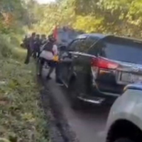 rombongan-mobil-kapolda-papua-tengah-ditembak-kkb-4-polisi-terluka