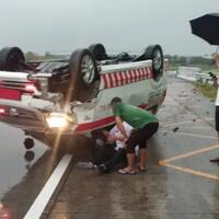 ambulans-terbalik-di-tol-jombang-mojokerto-lima-korban-luka-luka