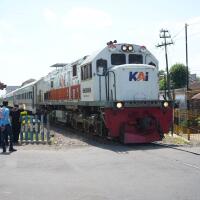 ka-purwojaya-anjlok-di-bekasi-jalur-jakartacikampek-sempat-tertutup