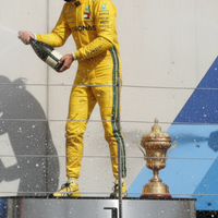 quotperang-sampanyequot-di-podium-terkadang-menggunakan-sampanye-tanpa-alkohol