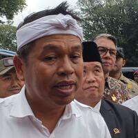 tiba-di-minangkabau-dedi-mulyadi-salurkan-bantuan-dengan-2-pesawat-bagi-korban