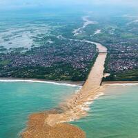 kayu-gelondongan-penuhi-pantai-di-nias-usai-banjir-dari-mana-semua-kayu-berasal