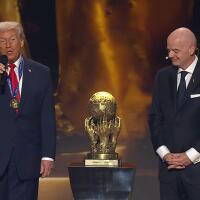 presiden-as-donald-trump-terima-penghargaan-perdamaian-pertama-fifa
