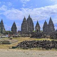 viral-kelompok-orang-bersorban-putih-dzikir-di-candi-prambanan
