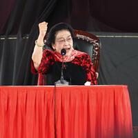 pdip-sering-kritik-pemerintah-megawati-saya-bukan-musuh-prabowo-dia-sahabat-saya