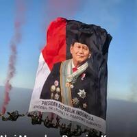 tampil-beda-dengan-presiden-lainnya-foto-prabowo-berkibar-saat-hut-ri-ke-81