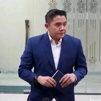 seskab-teddy-mainkan-pulpen-di-depan-vladimir-putin