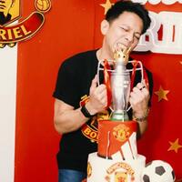 membebaniku-ariel-noah-ulang-tahun-yang-ke-45-ternyata-fans-manchester-united