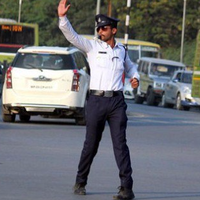 polantas-india-mengatur-lalu-lintas-sambil-joged--moonwalk--ala-michael-jackson