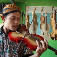 biola-kudus-terbuat-dari-bambu