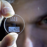 glass-disc-media-penyimpanan-data-lima-dimensi