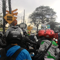 banyak-pengendara-sepeda-motor-nekat-menerobos-palang-kereta-api