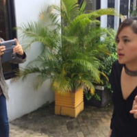 datang-pakai-alphard-artis-marshanda-datang-ke-panti-tengok-ayahnya