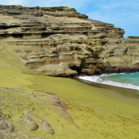 13-pantai-ini-punya-pasir-warna-warni-hijau-sampai-pelangi-semua-ada