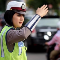 mungkin-ini-bahayanya-jika-ada-polwan-cantik-mengatur-lalu-lintas