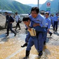 pejabat-minta-digendong-saat-lintasi-banjir-padahal-baru-segitu-tingginya
