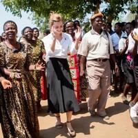emma-watson-datang-ke-malawi-di-hari-anak-perempuan-internasional