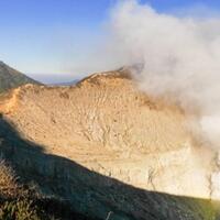 kawah-ijen-eksotisme-kawah-asam-terbesar-di-dunia