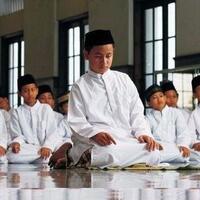 mak-gober-ini-hobinya-razia-cowok-yang-males-solat-jumat