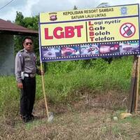 kocak-polisi-lalu-lintas-sambas-himbau-pengendara-dengan-plang-curcol