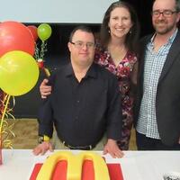 30-tahun-bekerja-di-mcd-pria-down-syndrome-ini-jadi-legenda-di-sydney