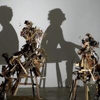 dua-seniman-dengan-karya-patung-bayangan-menggunakan-sampah-dan-bangkai