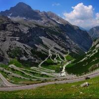 jalanan-berbahaya-di-dunia-ini-bikin-jantung-berdegup-gak-karuan