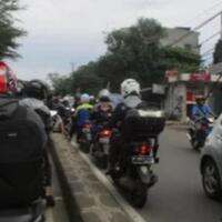 apa-yang-ada-di-pikiran-pengendara-motor-yang-lawan-arus