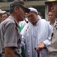 debat-iptu-ali-dengan-pimpinan-ormas-yang-hendak-masuk-swalayan-di-sragen