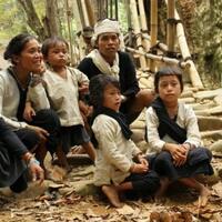 jauh-dari-hingar-bingar-modernisasi-suku-suku-pedalaman-ini-betah-hidup-di-hutan